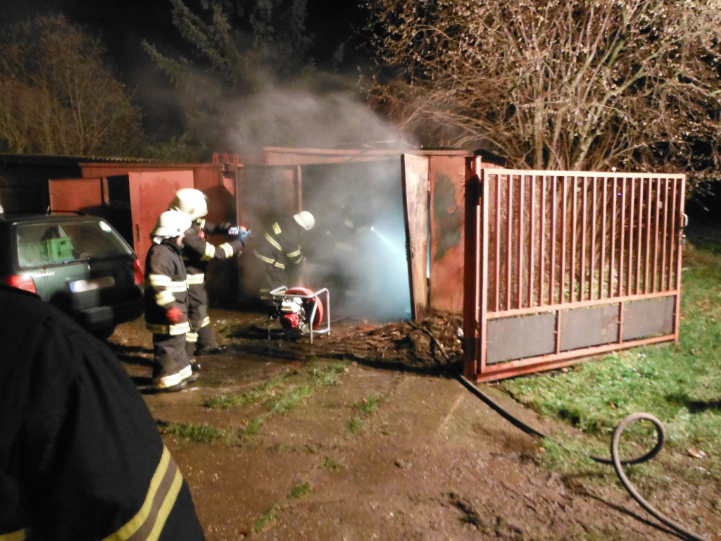Ostroměř_požár garáže 3.JPG