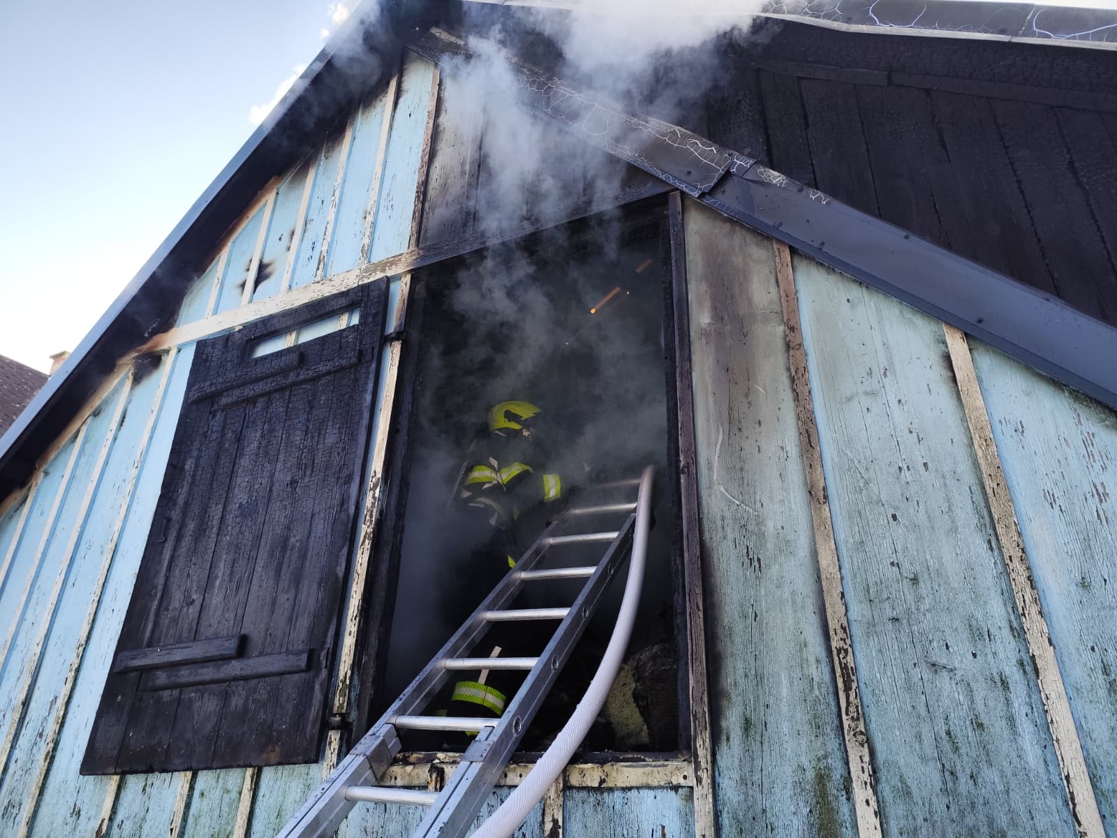 Při zásahu hasičům pomáhají i nastavovací žebříky