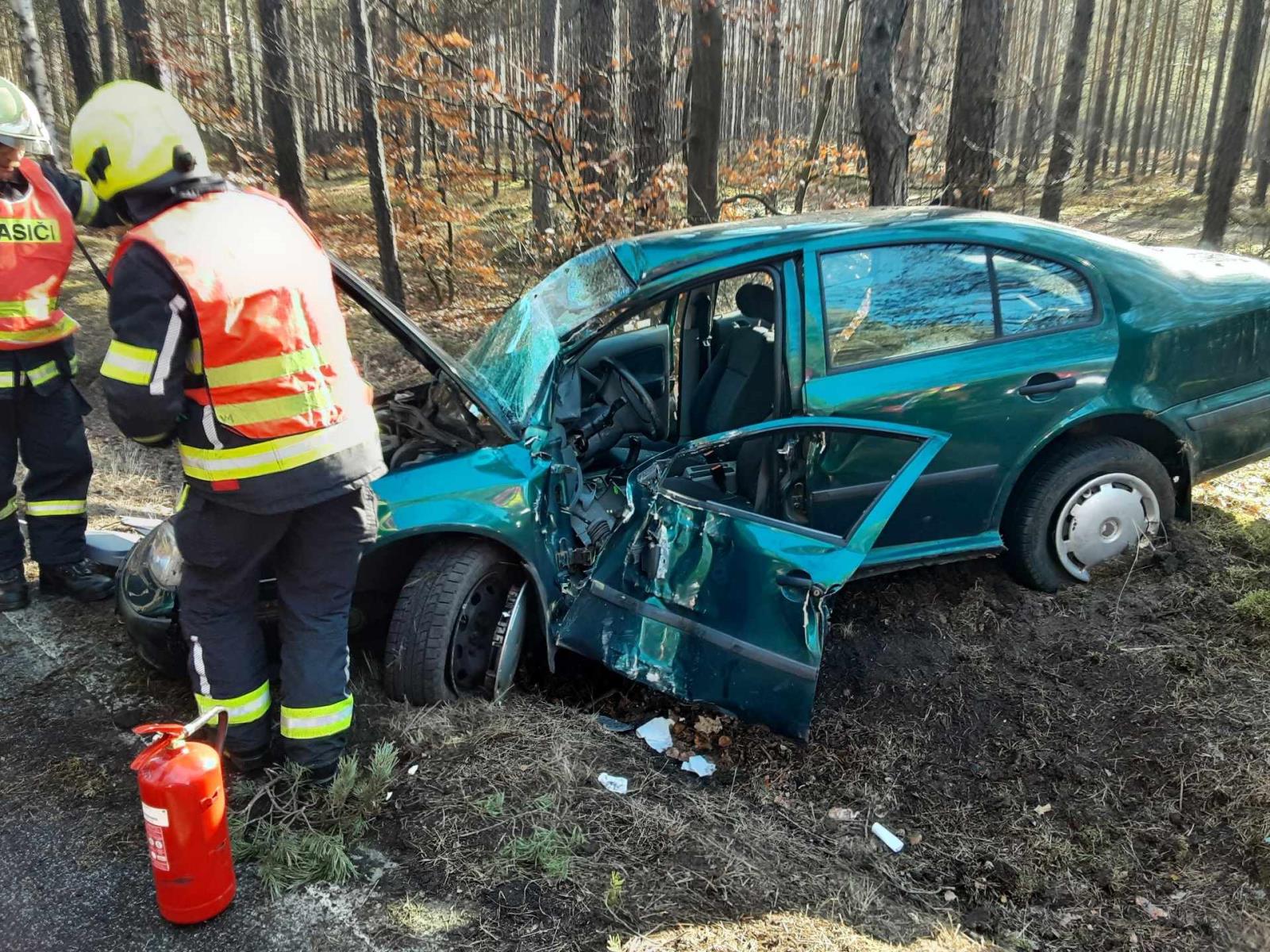 Při zásahu hasiči využili hydraulické vyprošťovací zařízení