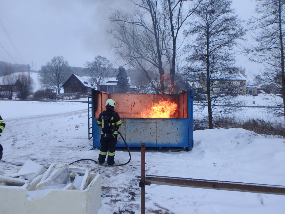 P kontejneru, Starý Rokytník.JPG