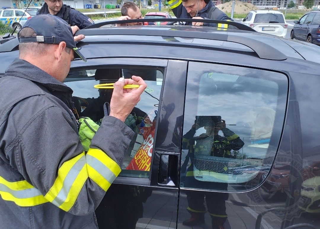 PAK_Hasiči otevírají zamčené auto.jpg