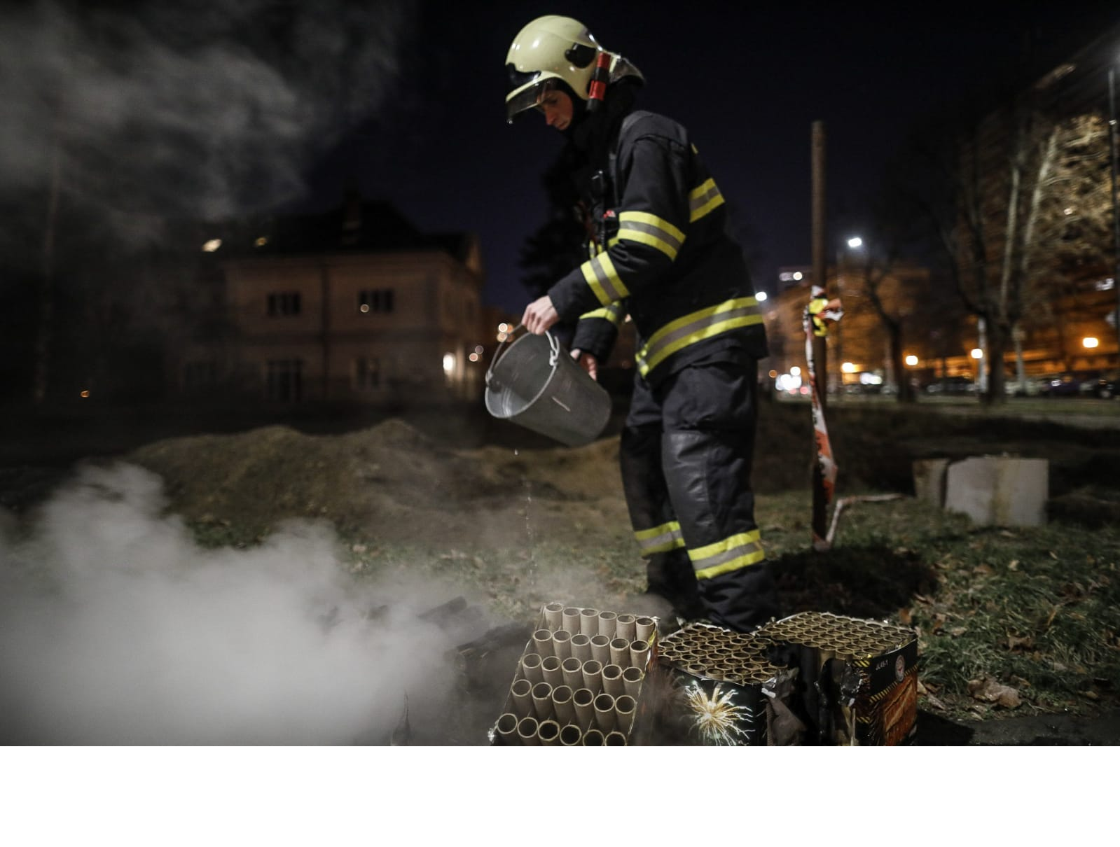 PAK_hasič_lije_vodu_na_doutnající_zbytky_zábavní_pyrotechniky.png