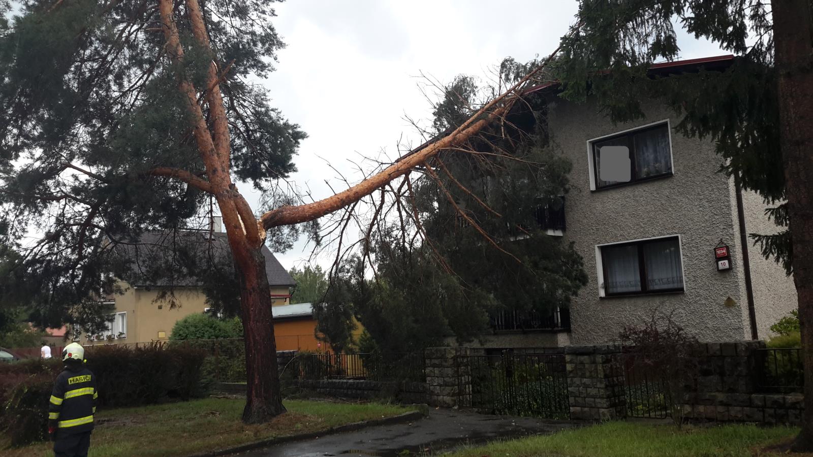 Pád stromu na dům, České Budějovice - 27. 8. 2017 (1).jpg