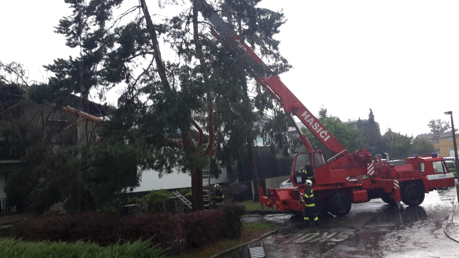 Pád stromu na dům, České Budějovice - 27. 8. 2017 (2).jpg