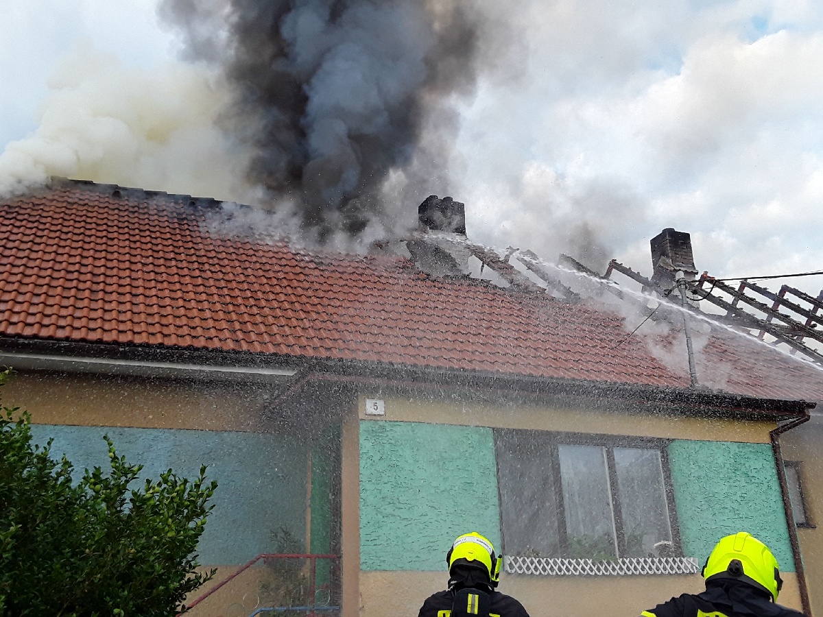 Pět jednotek hasičů hasilo požár rodinného domu v Josefově.