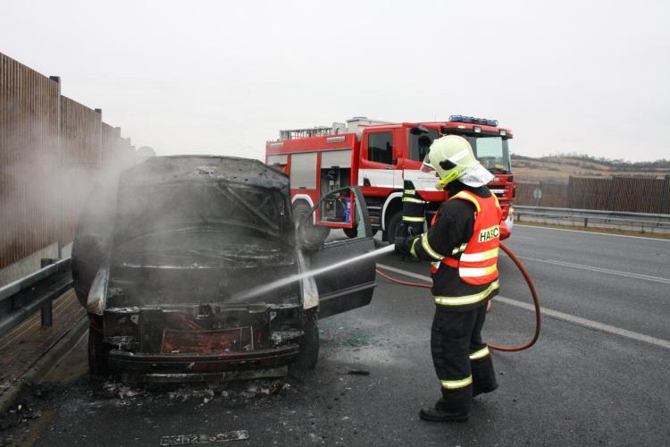 Požár auta na D8 1.jpg