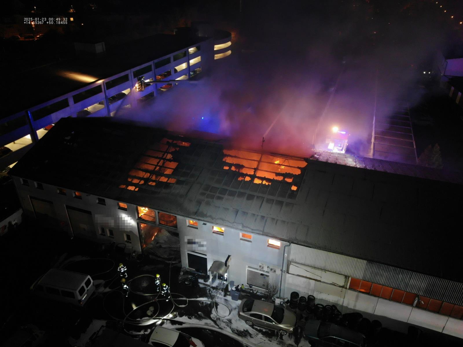 Požár haly pneuservisu v Brandýse nad Labem_22. 1. 2025