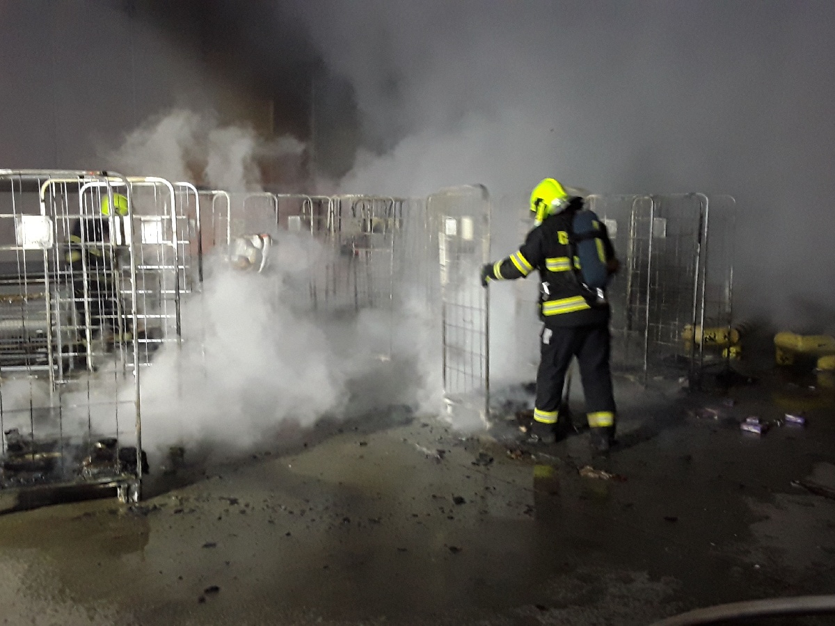 Požár přepravek v Bílině (3).jpg