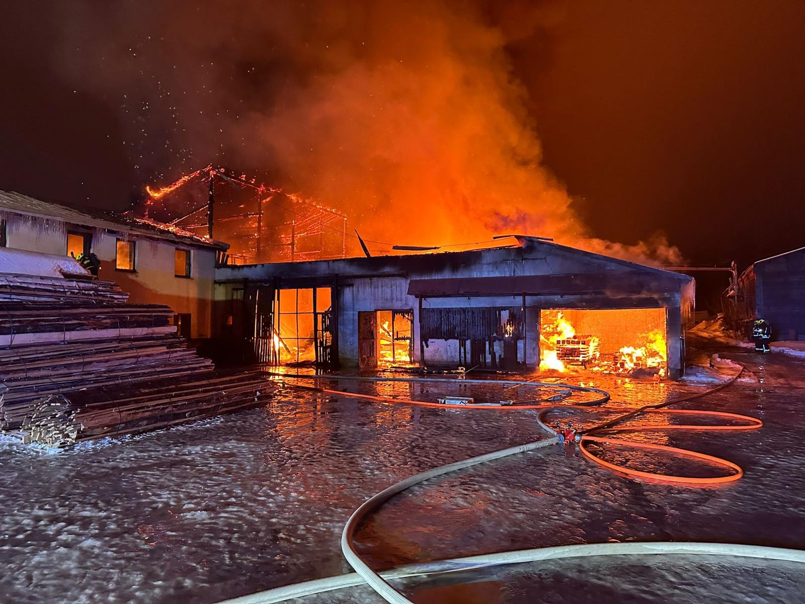 Požár pily v Lučanech nad Nisou 22.–23. ledna 2024