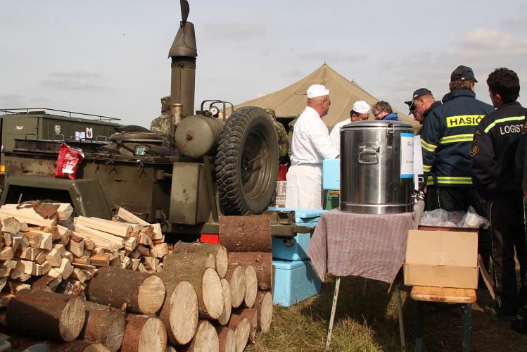 Polní kuchyně je také součástí humanitární základny. Foto: Luboš Kozel