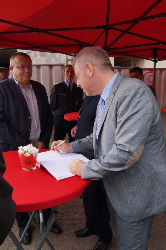 Položení zákl. kamene stanice a střediska ZZS Vrchlabí (2).JPG