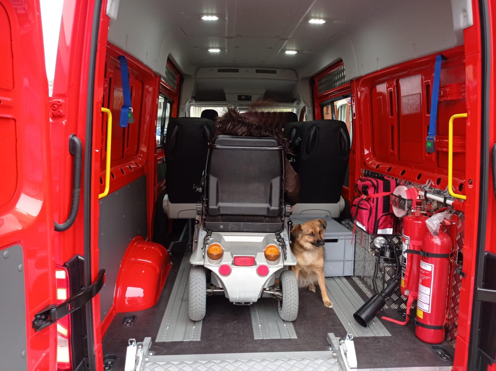 Pomoc s invalidním vozíkem, České Budějovice - 15. 11. 2021 (1).jpg