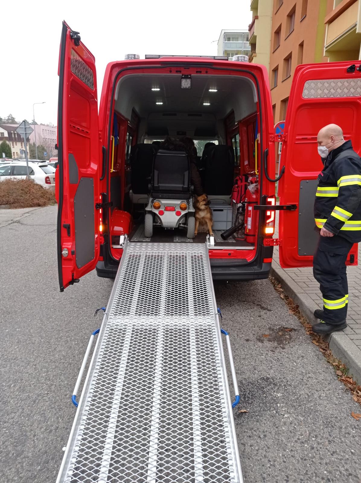 Pomoc s invalidním vozíkem, České Budějovice - 15. 11. 2021 (3).jpg