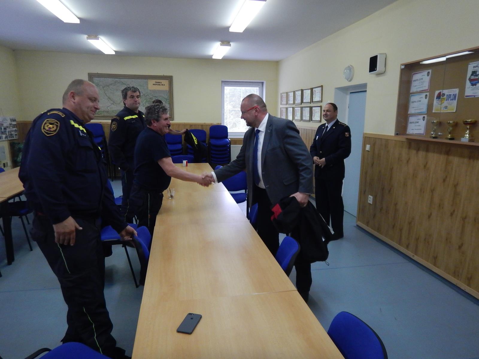 Poslanec Bartošek na stanici v Prachaticích - 20. 5. 2019 (1).JPG