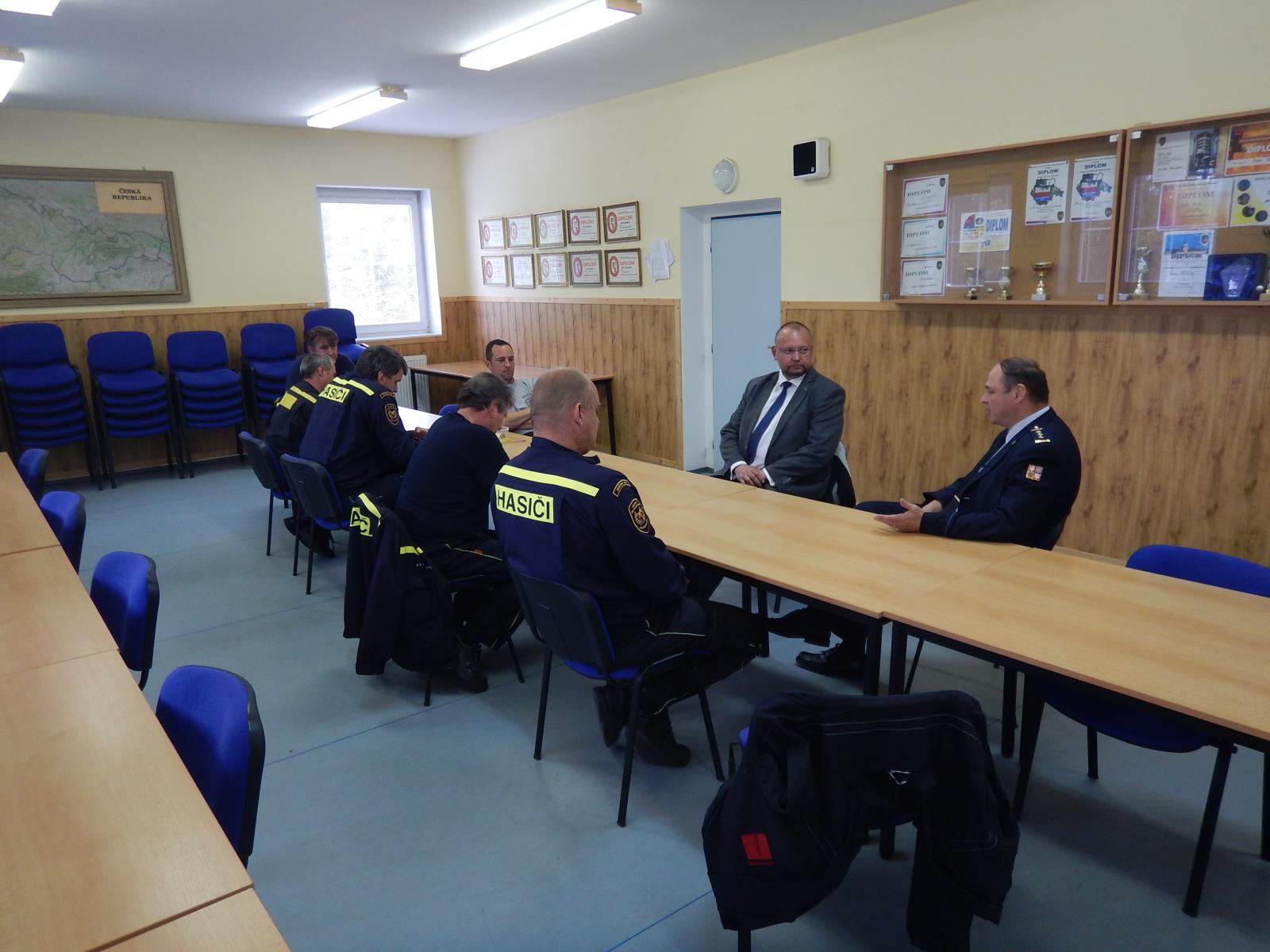 Poslanec Bartošek na stanici v Prachaticích - 20. 5. 2019 (4).JPG