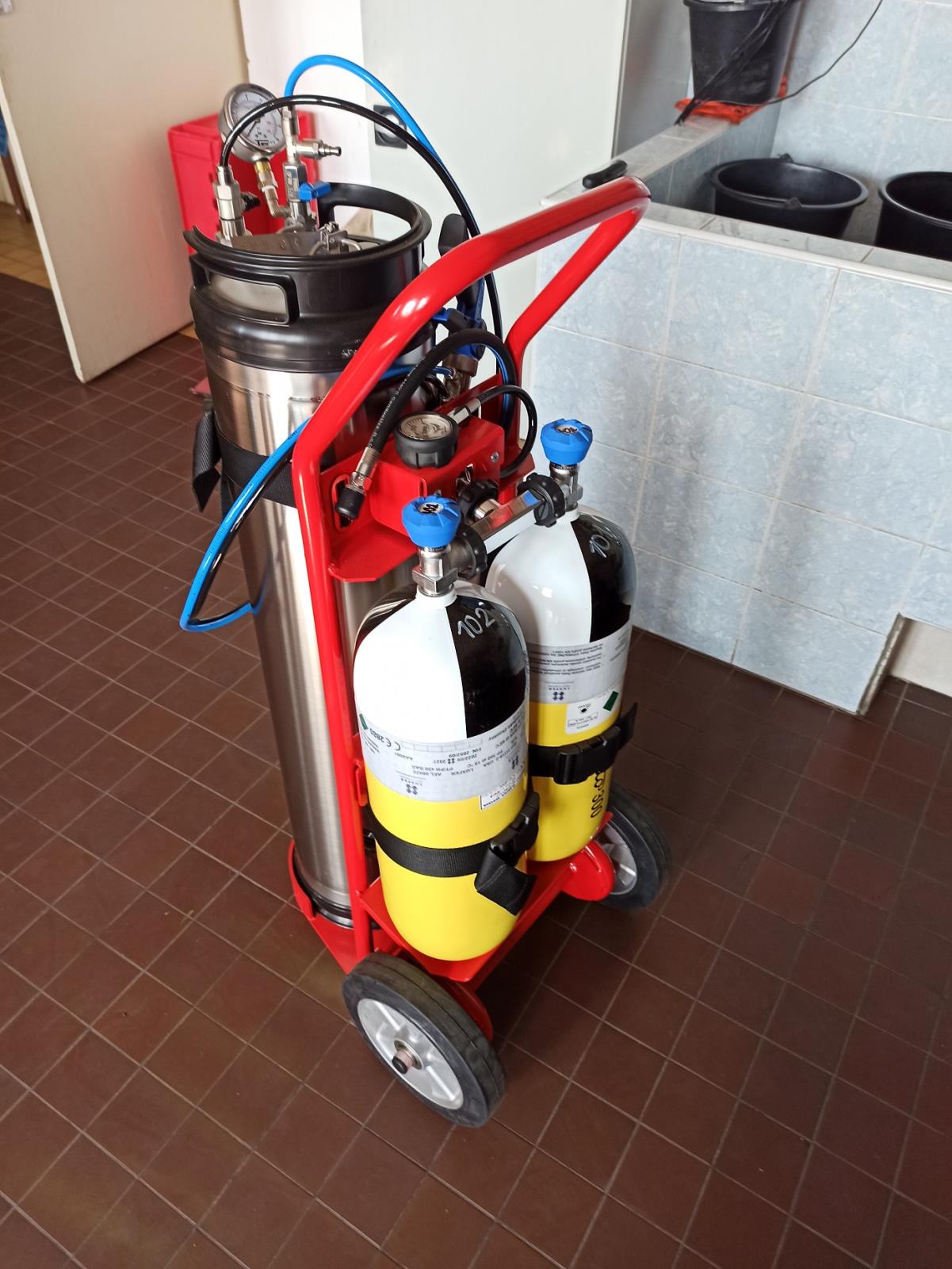 Postřikovač pro mokrou dekontaminaci velkých ploch