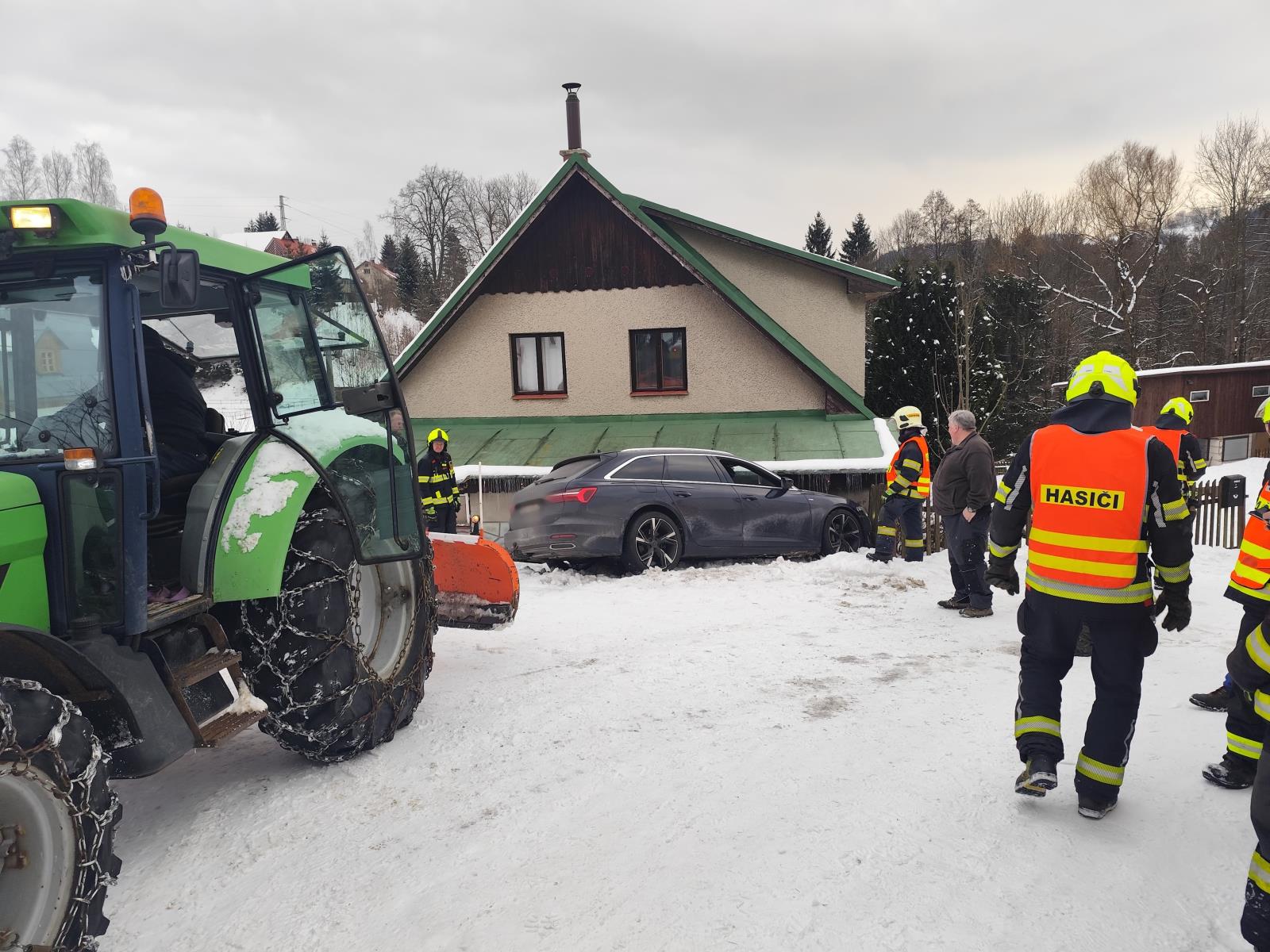 Poté, co hasiči stabilizovali nabouranou zeď přístavby domu, havarované vozidlo vyprostil zpět na komunikaci místní traktor