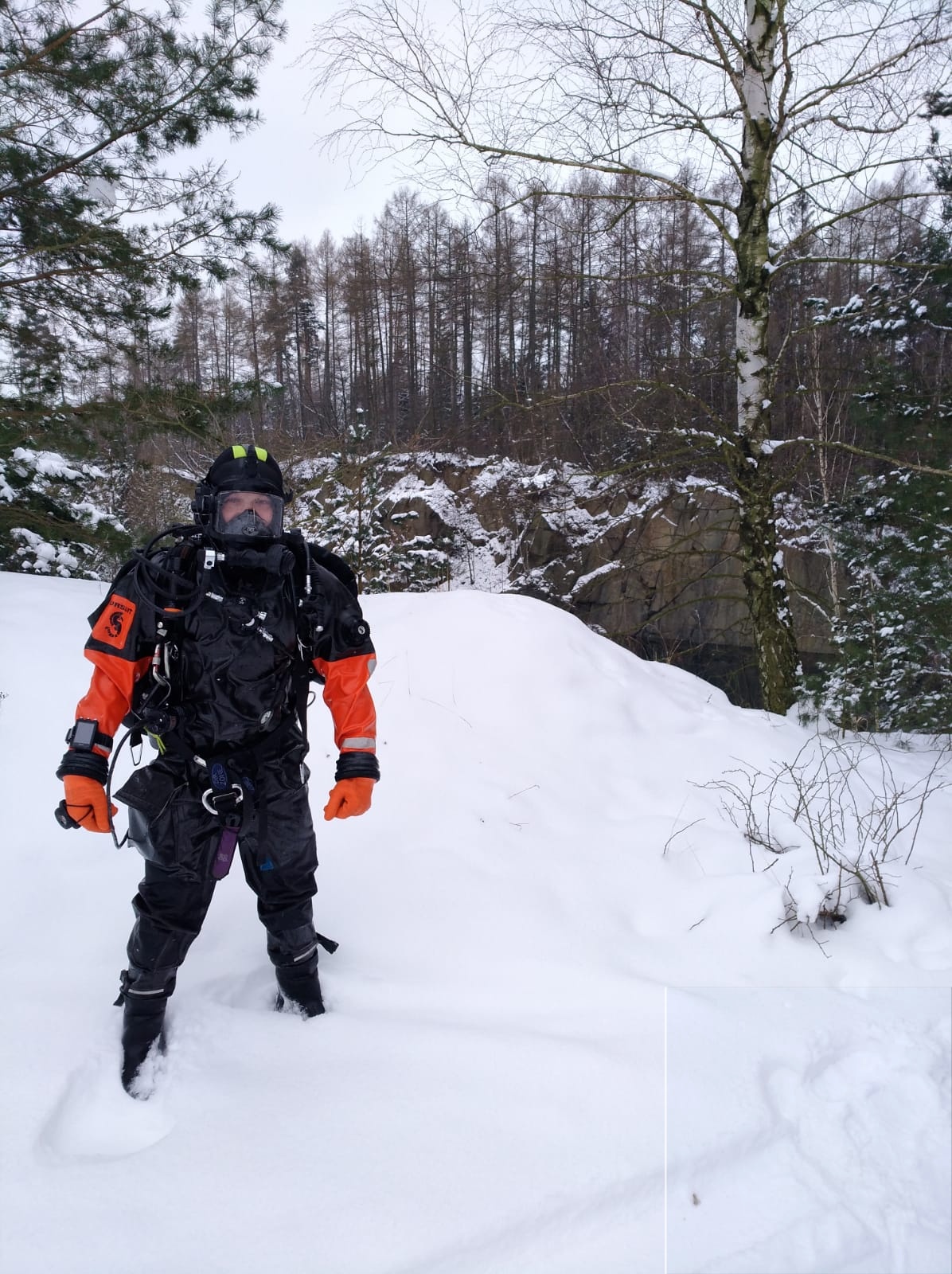 Potápěči a ponor v zamrzlé vodě1-2021 (1).jpg