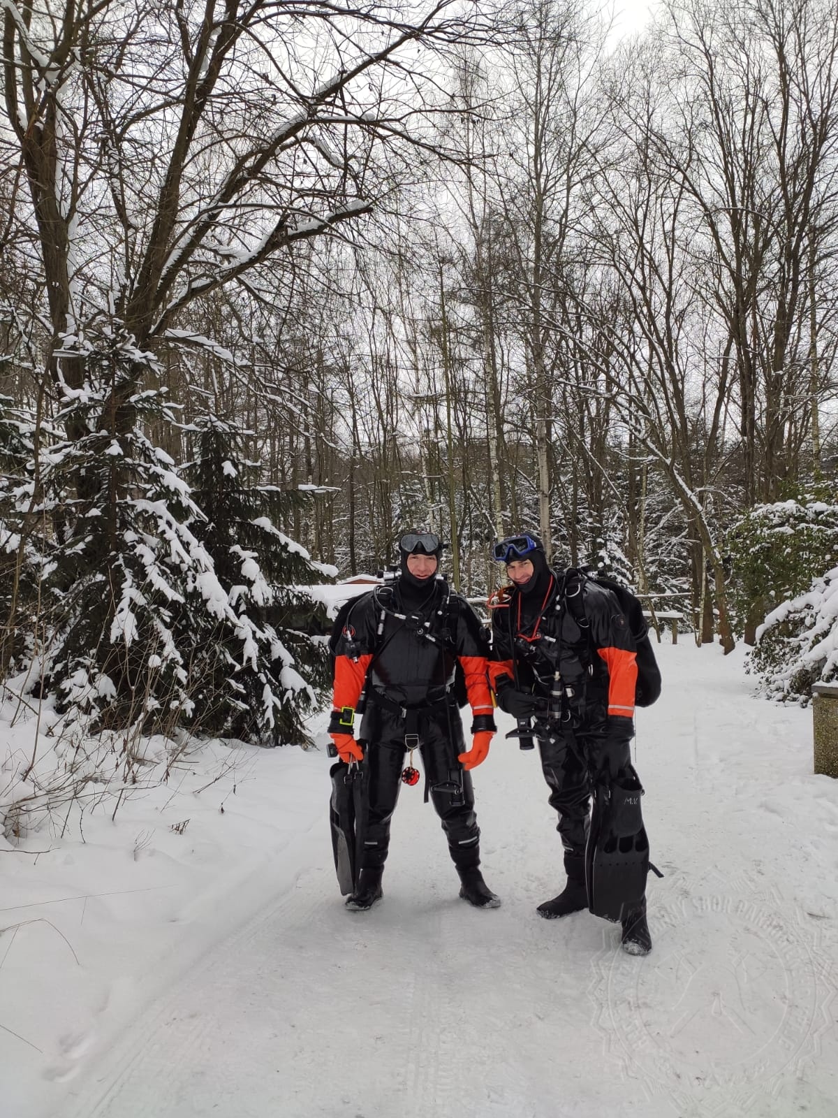 Potápěči a ponor v zamrzlé vodě1-2021 (2).jpg