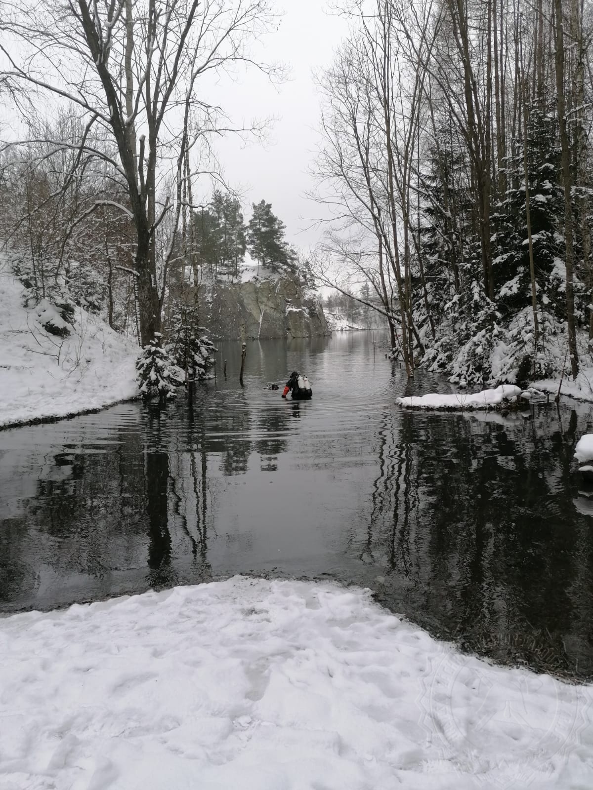 Potápěči a ponor v zamrzlé vodě1-2021 (3).jpg