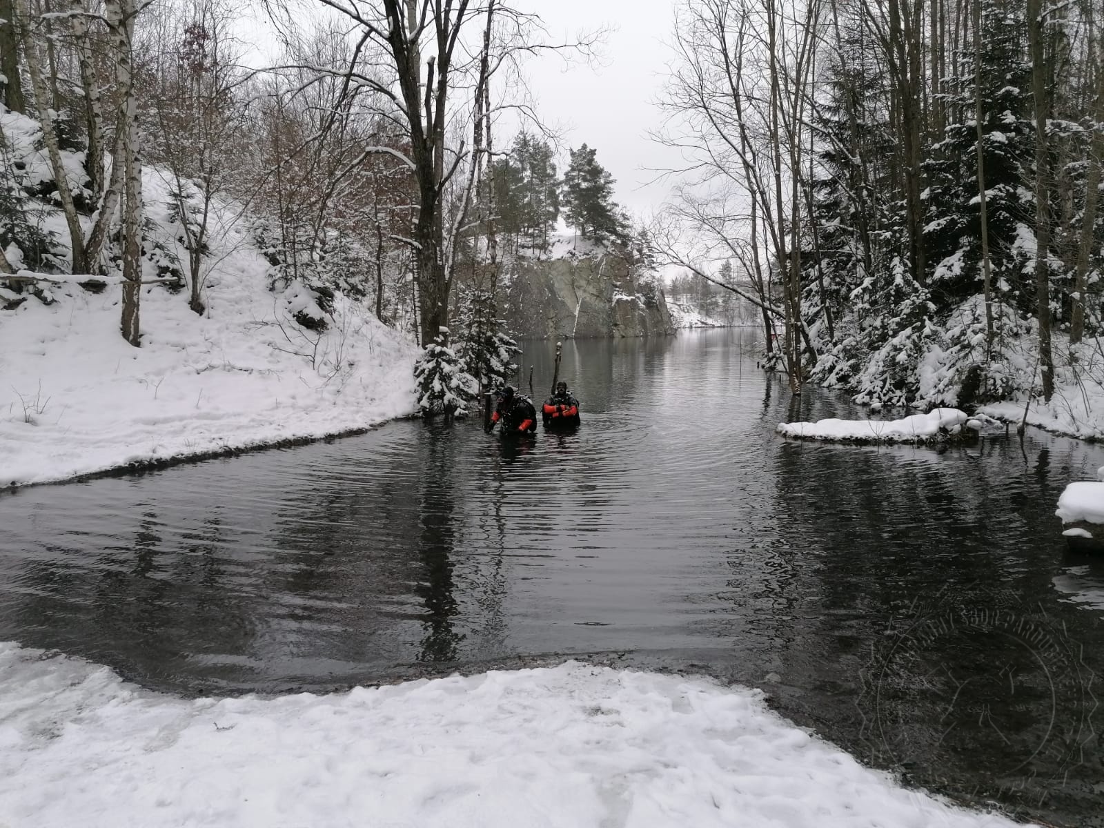 Potápěči a ponor v zamrzlé vodě1-2021 (4).jpg