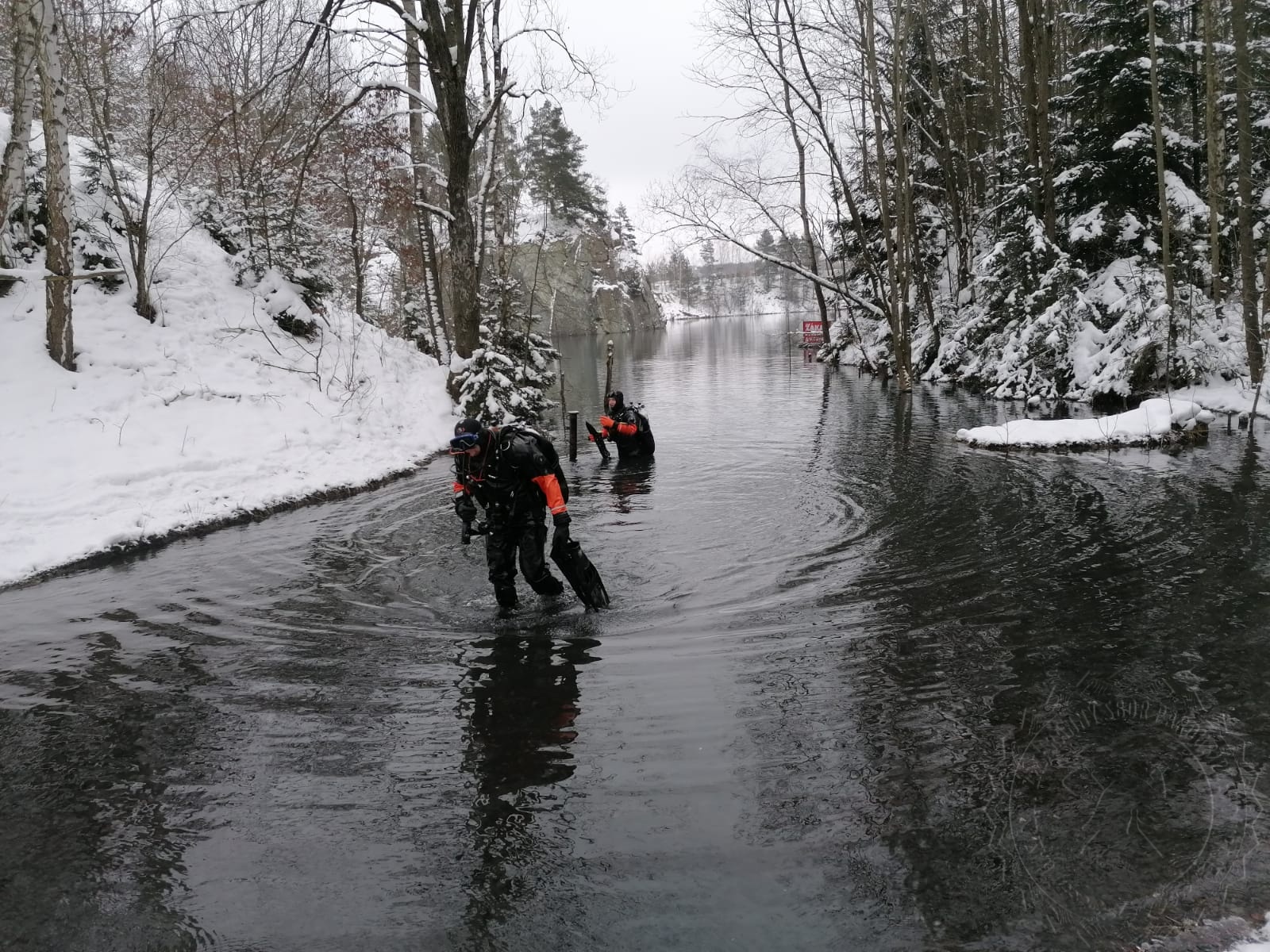 Potápěči a ponor v zamrzlé vodě1-2021 (5).jpg