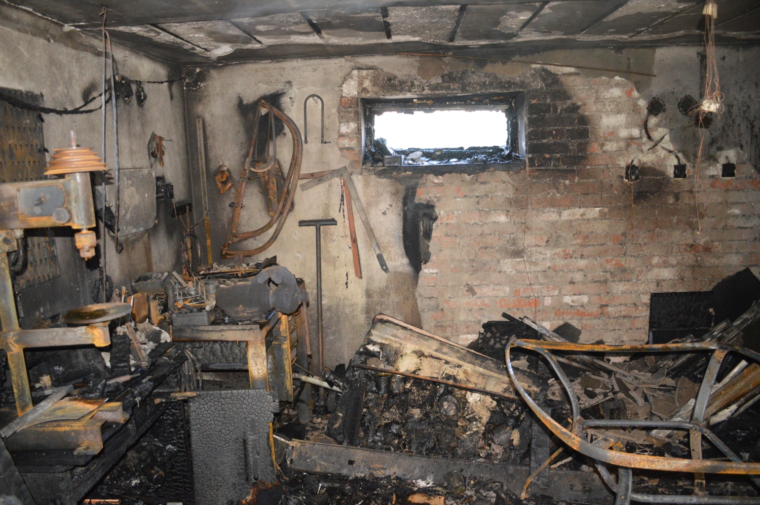 Pozar garaze_Mlade buky_1.JPG