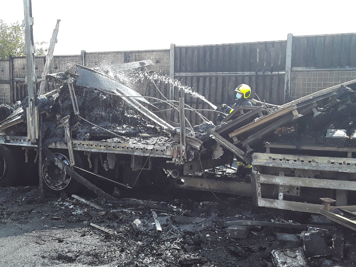 Požár 3 vozidel na D1_hasič dohašuje ohořelé vozy.jpg