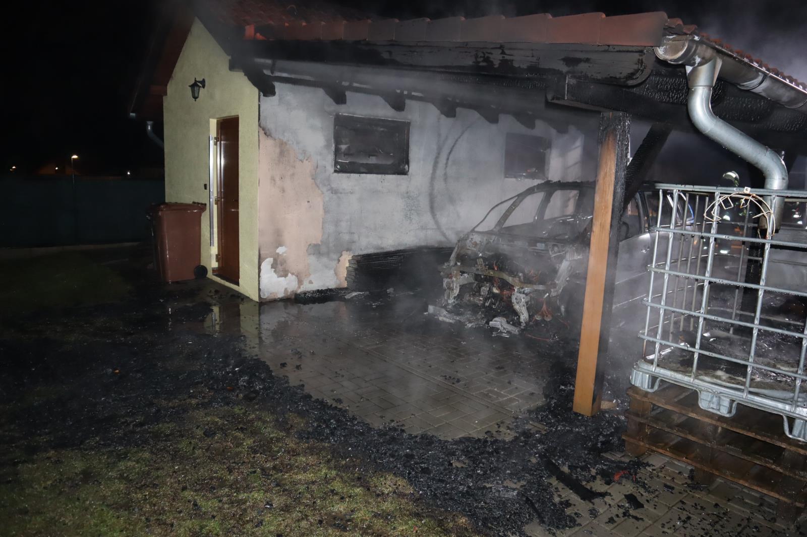 Požár OA a garáže, Oldřichov - 25. 2. 2021 (4).JPG