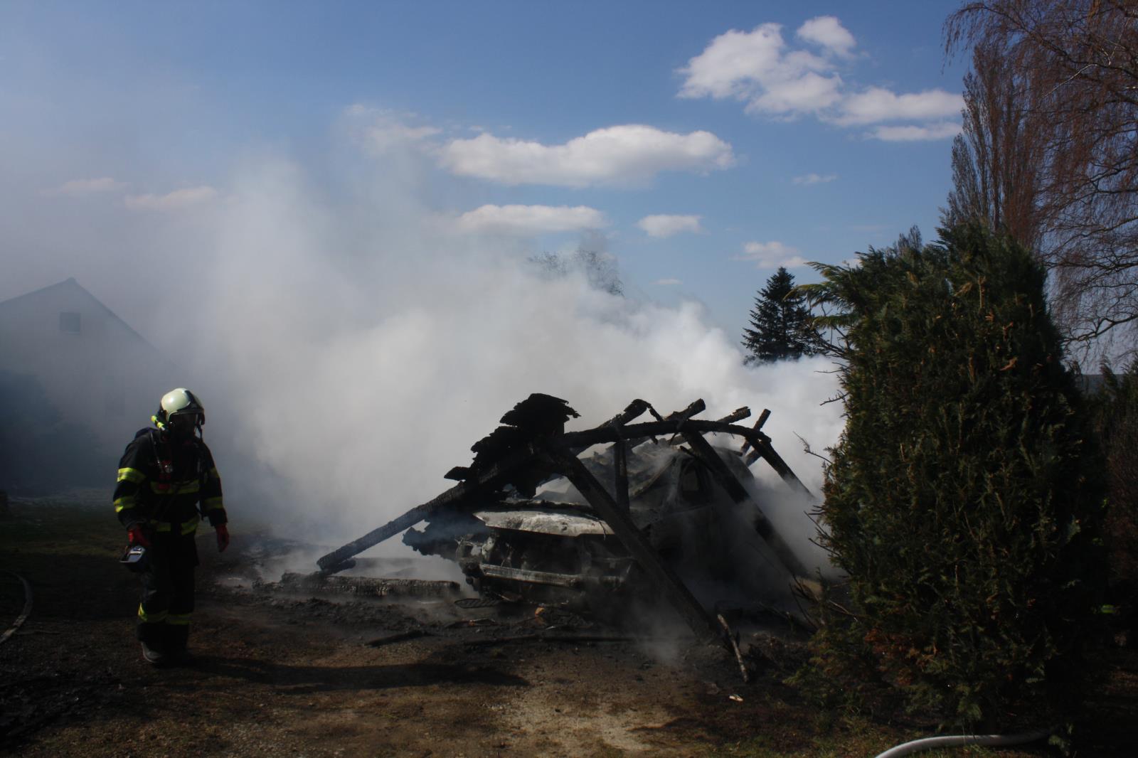 Požár OA a přístřešku, Doudleby - 25. 3. 2020 (1).JPG