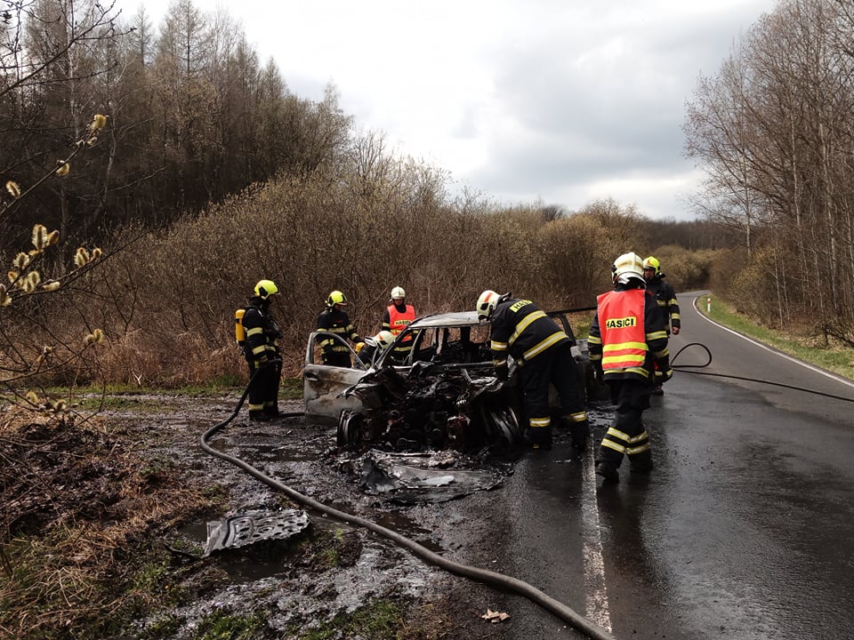 Požár auta Rychnov (1).jpg