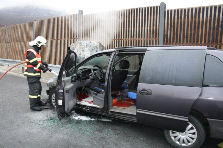 Požár auta na D8 2.jpg