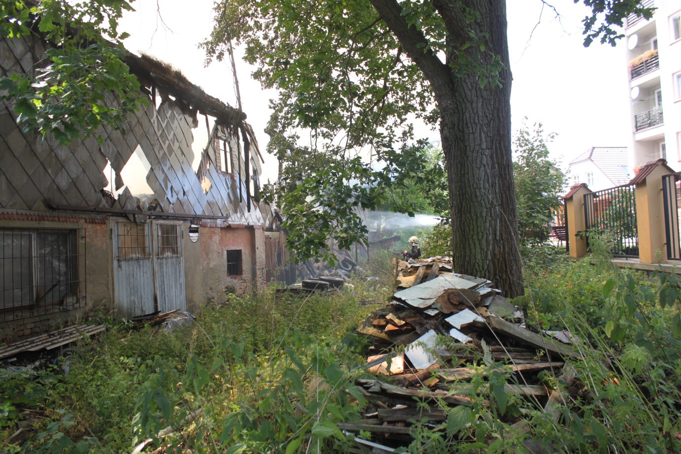 Požár bývalé truhlárny, Blatná - 31. 7. 2017 (2).jpg
