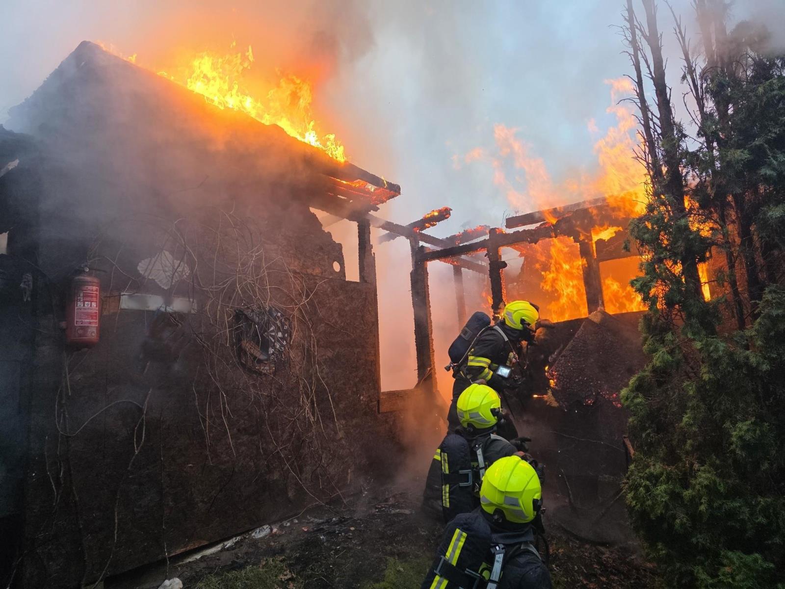 Požár chatky v obci Zahrádky na Českolipsku, 9. února 2026