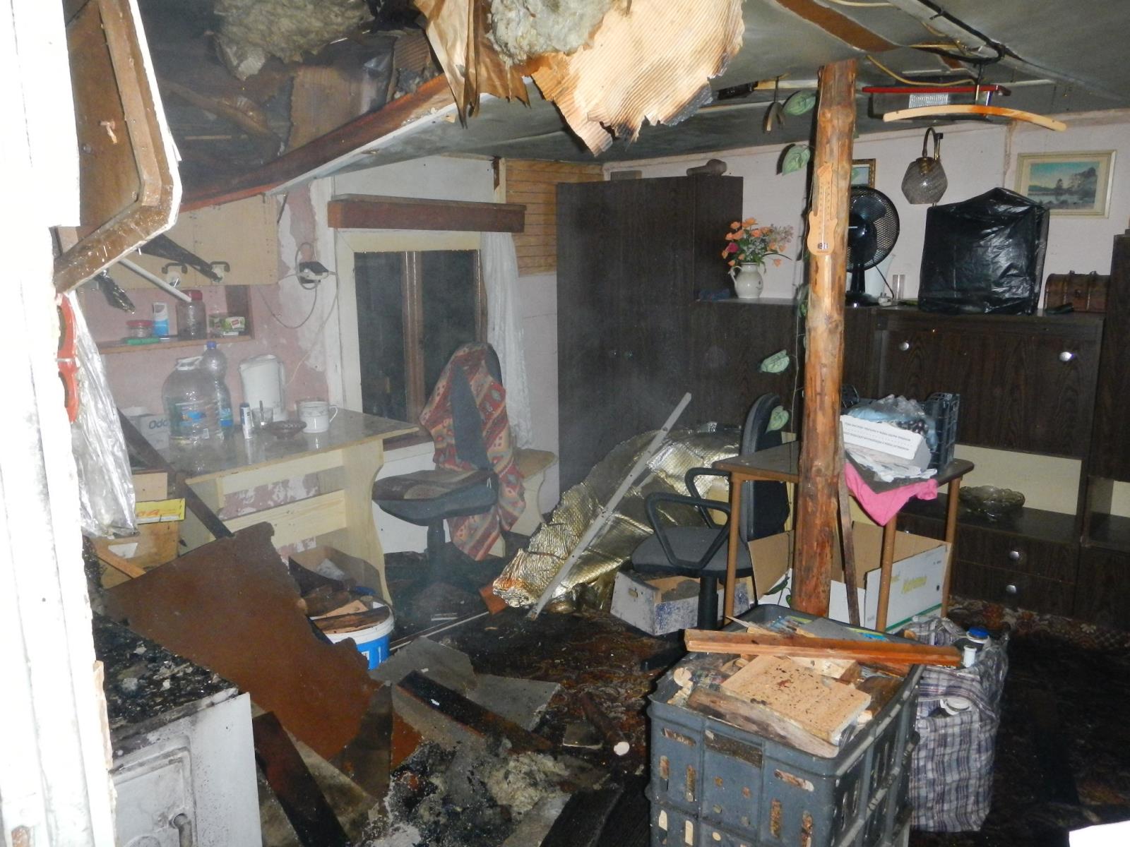 Požár chaty, Jindřichův Hradec - 16. 4. 2019 (2).JPG