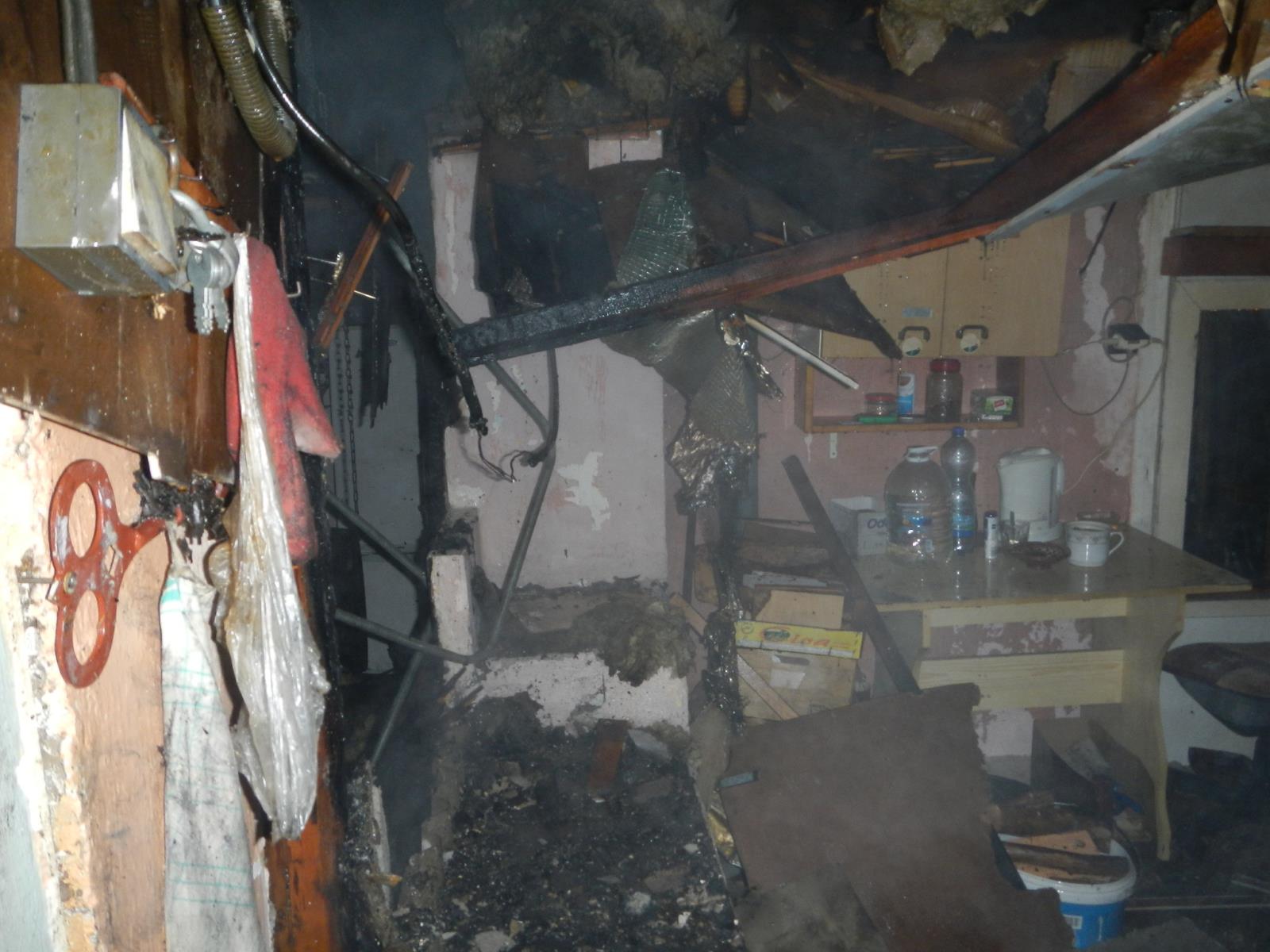 Požár chaty, Jindřichův Hradec - 16. 4. 2019 (3).JPG