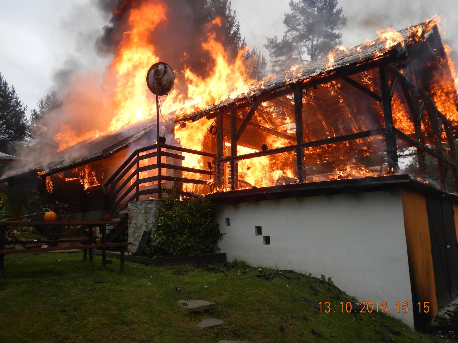 Požár chaty, Slavňovice - 13. 10. 2016 (4).JPG