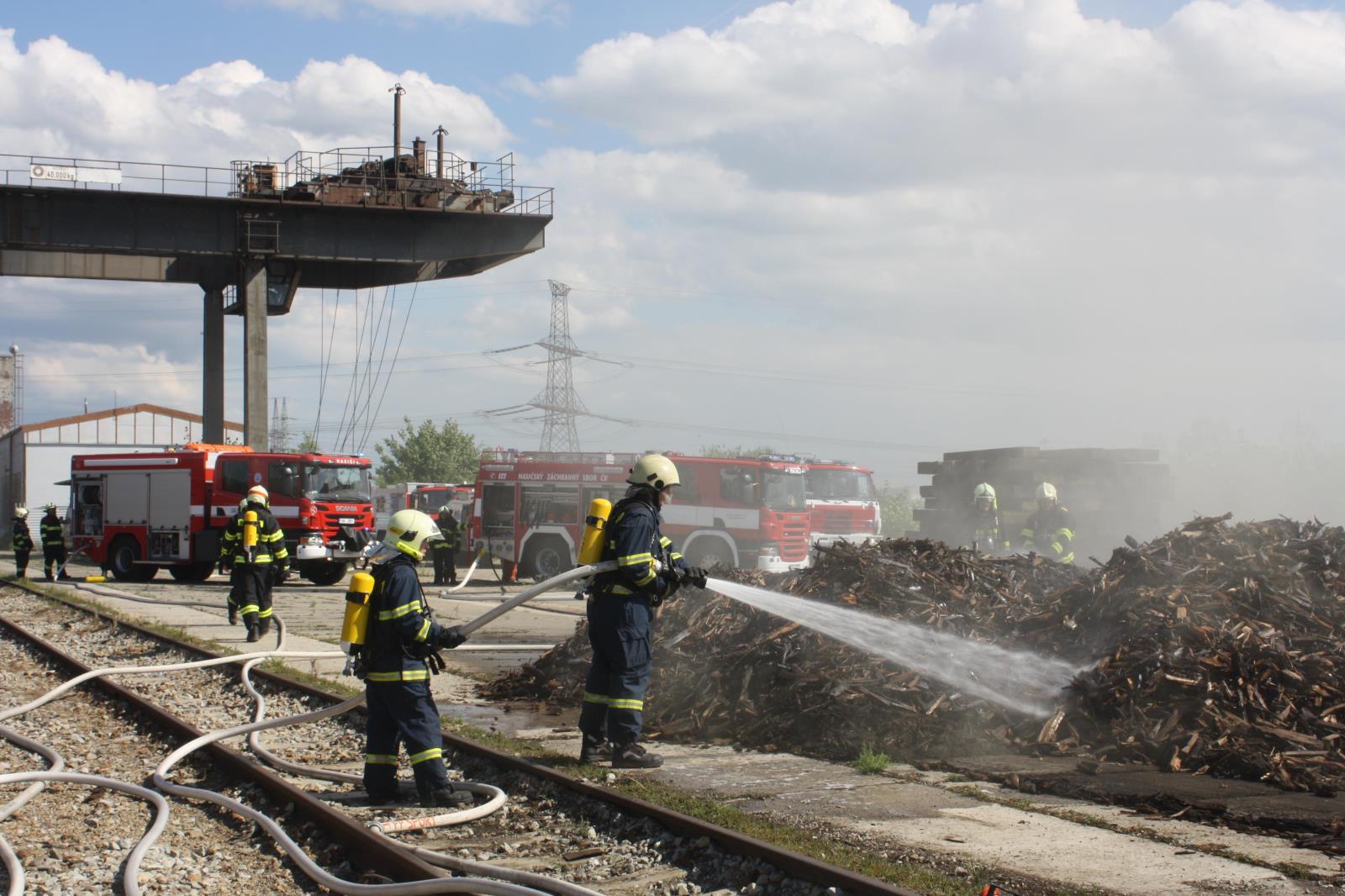 Požár drtiče a štěpky, Hrdějovice - 3. 7. 2017 (4).JPG