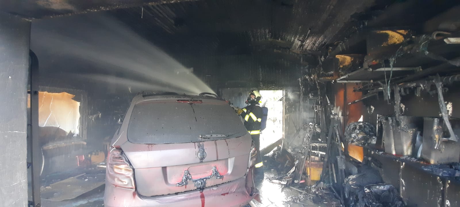 Požár dvojgaráže, Tábor - 26. 9. 2021 (2).jpg