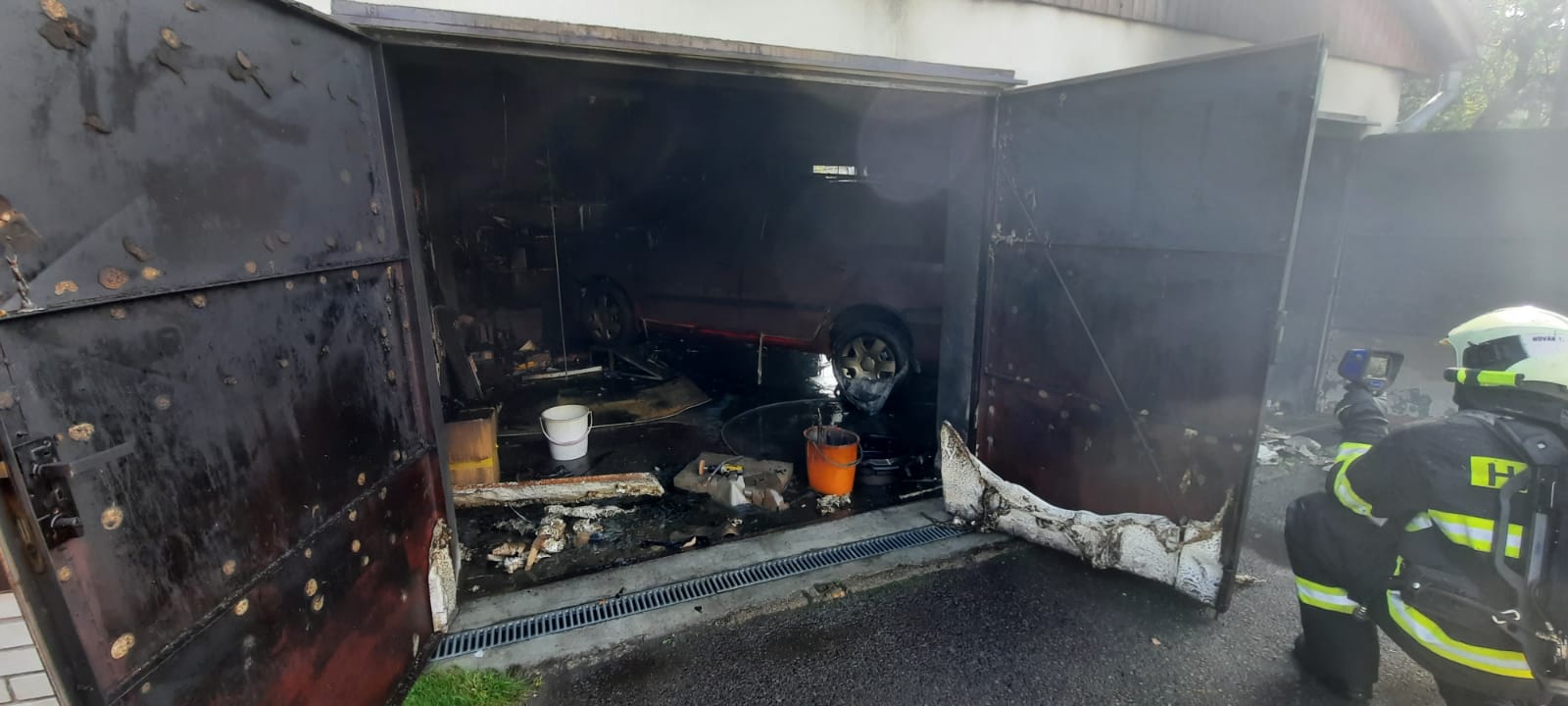 Požár dvojgaráže, Tábor - 26. 9. 2021 (5).jpg