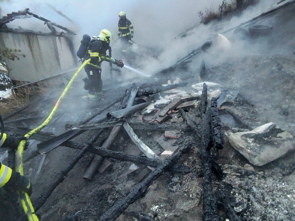 Požár dvou chat v Třebíči za sebou zanechal škodu milion korun