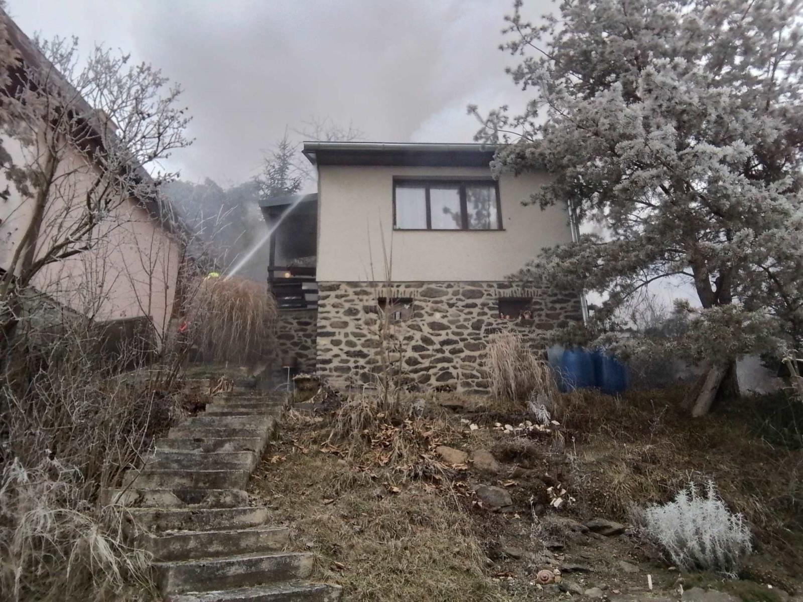 Požár dvou chat v Třebíči za sebou zanechal škodu milion korun