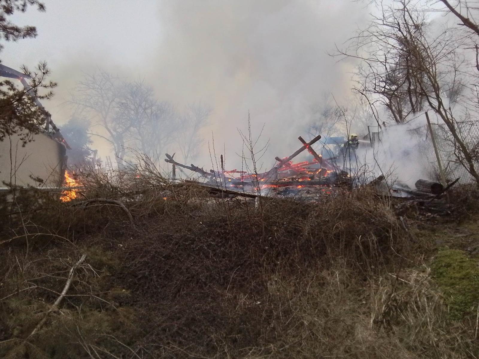 Požár dvou chat v Třebíči za sebou zanechal škodu milion korun