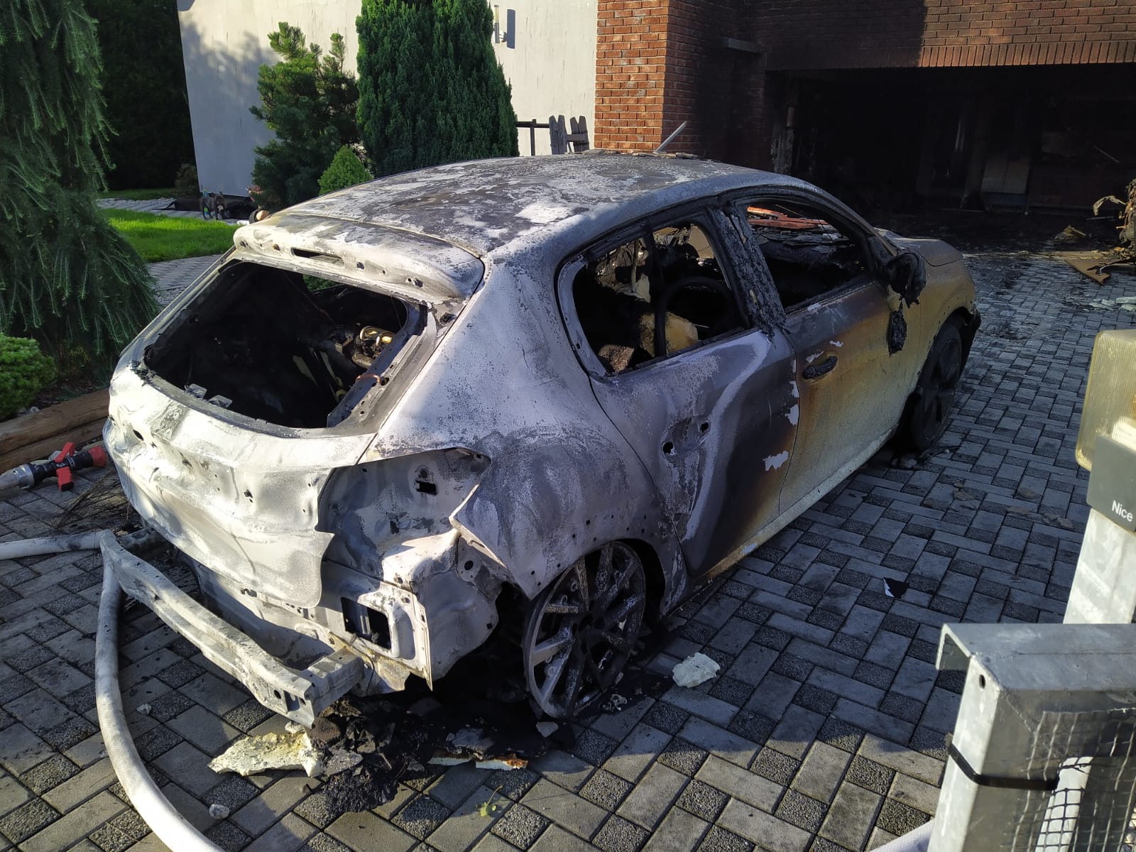 Požár elektromobilu, Dynín - 27. 6. 2022 (3).jpg