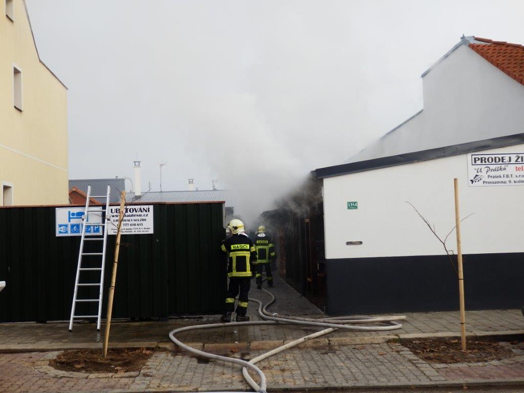 Požár garáže, Jindřichův Hradec - 30. 11. 2016 (1).jpg