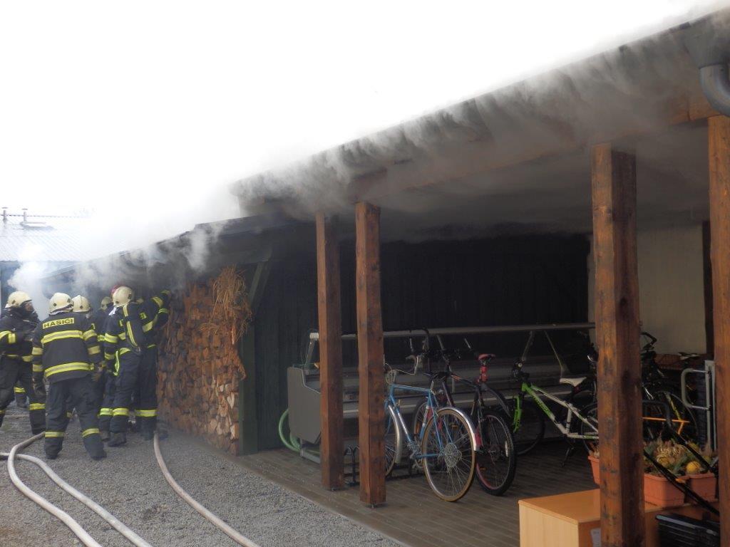 Požár garáže, Jindřichův Hradec - 30. 11. 2016 (2).jpg