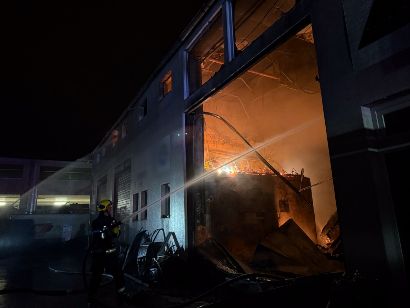 Požár haly pneuservisu v Brandýse nad Labem_22. 1. 2025