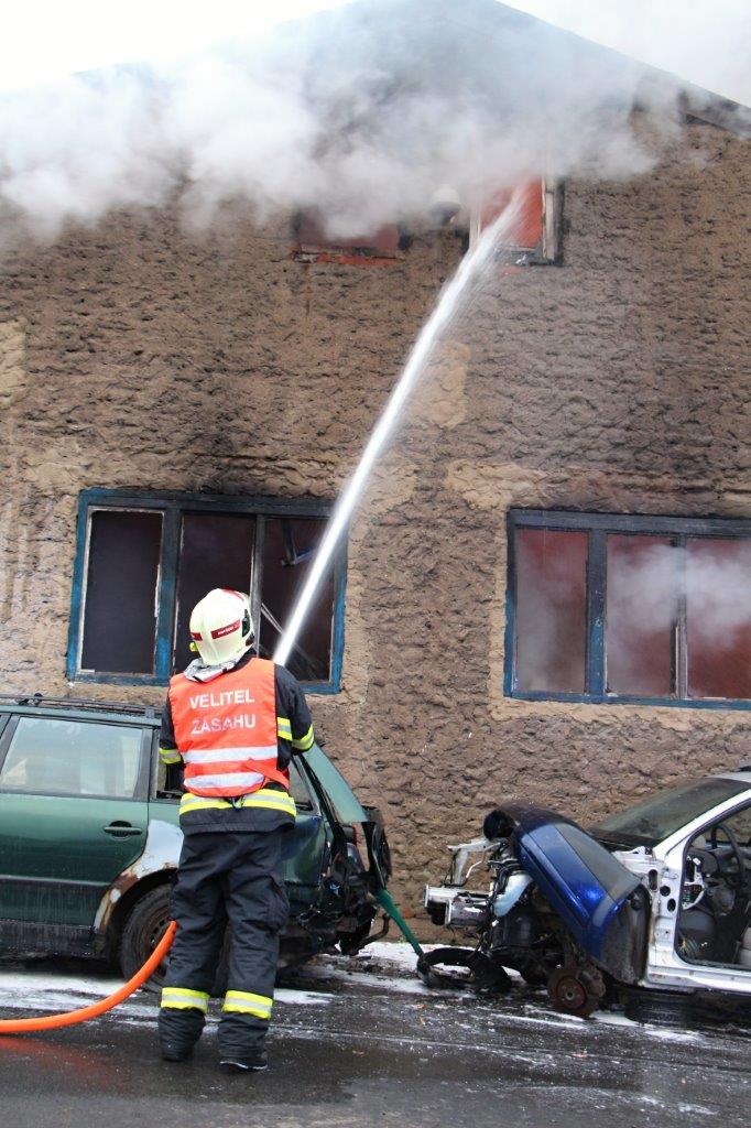 Požár haly vrakoviště (9).jpg