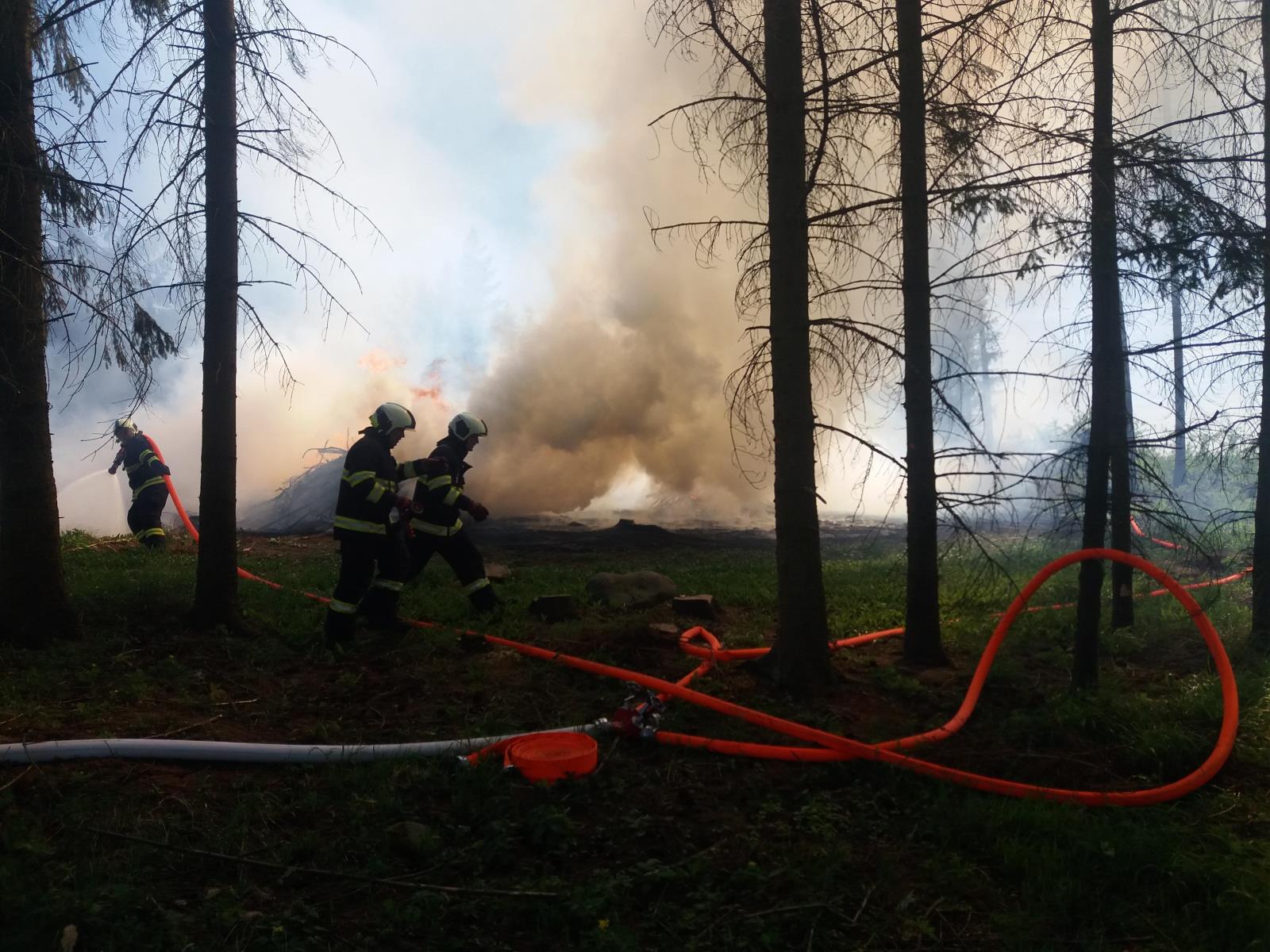 Požár hrabanky, Hnojná Lhota - 27. 4. 2018 (1).jpg