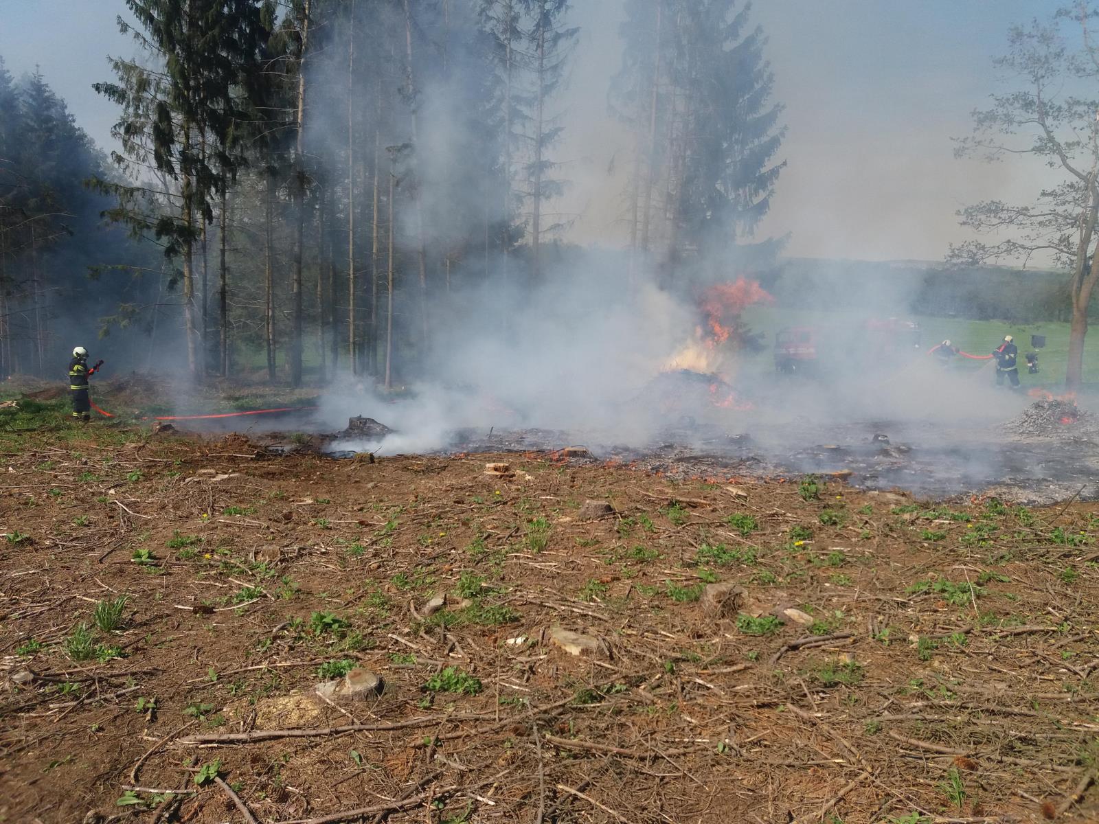 Požár hrabanky, Hnojná Lhota - 27. 4. 2018 (3).jpg